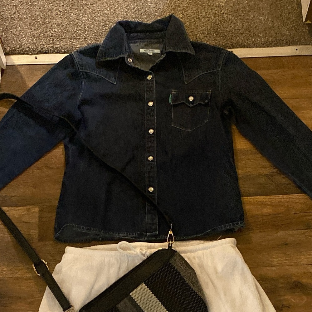 Navy denim button up top with an elegant vibe. #westernchic #elegant #vintage